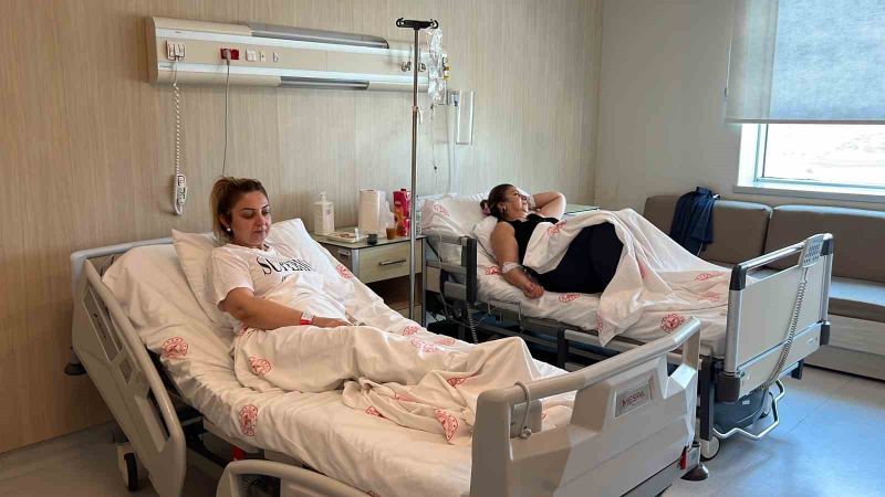 MERSİN’İN TARSUS İLÇESİNDE BİR GÜZELLİK MERKEZİNDE BOTOKS YAPTIRAN İKİ KIZ KARDEŞ İLE ARKADAŞLARININ UYGULAMANIN ARDINDAN ÇEŞİTLİ SAĞLIK SORUNLARI YAŞADIĞI İDDİA EDİLDİ.
