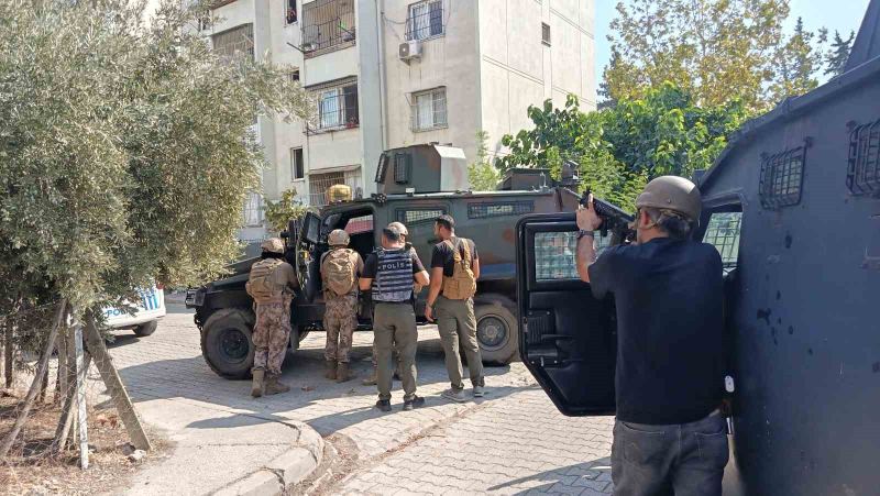 ADANA’DA KESİNLEŞMİŞ HAPİS CEZASI OLAN ŞAHIS POLİS EKİPLERİNİ GÖRÜNCE ELİNDE EL BOMBASI OLDUĞU DEĞERLENDİRİLEN PATLAYICI MADDEYİ GÖSTEREREK DİRENMEYE BAŞLADI. POLİS EKİPLERİ GENİŞ GÜVENLİK ÖNLEMİ ALARAK ŞAHSI İKNA ETMEYE ÇALIŞIYOR.