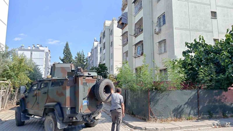 ADANA’DA KESİNLEŞMİŞ HAPİS CEZASI OLAN ŞAHIS POLİS EKİPLERİNİ GÖRÜNCE ELİNDE EL BOMBASI OLDUĞU DEĞERLENDİRİLEN PATLAYICI MADDEYİ GÖSTEREREK DİRENMEYE BAŞLADI. POLİS EKİPLERİ GENİŞ GÜVENLİK ÖNLEMİ ALARAK ŞAHSI İKNA ETMEYE ÇALIŞIYOR.