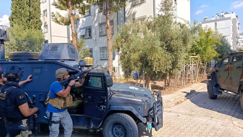 ADANA’DA KESİNLEŞMİŞ HAPİS CEZASI OLAN ŞAHIS POLİS EKİPLERİNİ GÖRÜNCE ELİNDE EL BOMBASI OLDUĞU DEĞERLENDİRİLEN PATLAYICI MADDEYİ GÖSTEREREK DİRENMEYE BAŞLADI. POLİS EKİPLERİ GENİŞ GÜVENLİK ÖNLEMİ ALARAK ŞAHSI İKNA ETMEYE ÇALIŞIYOR.