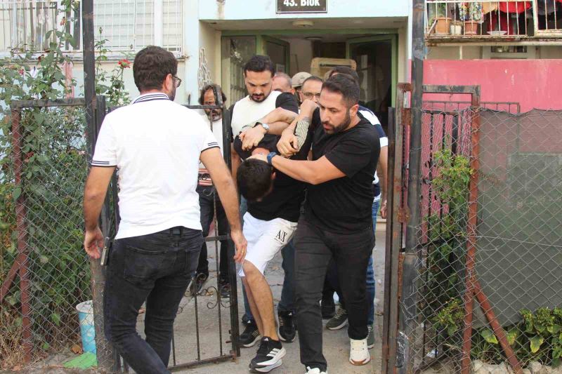 ADANA’DA KURŞUNLAMA GİBİ OLAYLARDA ARANMASI BULUNAN ŞAHIS POLİSE TESLİM OLMAMAK İÇİN ÖNCE TABANCA İLE ATEŞ AÇTI ARDINDAN EL BOMBASININ PİMİNİ ÇEKTİ. ÖZEL HAREKAT POLİSLERİ TARAFINDAN ŞÜPHELİ YAKALANIRKEN EL BOMBASI, BOMBA İMHA UZMANLARI TARAFINDAN ETKİSİZ HALE GETİRİLDİ.