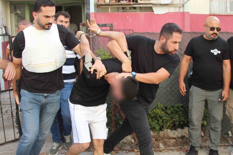 ADANA’DA KURŞUNLAMA GİBİ OLAYLARDA ARANMASI BULUNAN ŞAHIS POLİSE TESLİM OLMAMAK İÇİN ÖNCE TABANCA İLE ATEŞ AÇTI ARDINDAN EL BOMBASININ PİMİNİ ÇEKTİ. ÖZEL HAREKAT POLİSLERİ TARAFINDAN ŞÜPHELİ YAKALANIRKEN EL BOMBASI, BOMBA İMHA UZMANLARI TARAFINDAN ETKİSİZ HALE GETİRİLDİ.