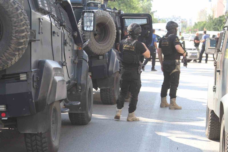 ADANA’DA KURŞUNLAMA GİBİ OLAYLARDA ARANMASI BULUNAN ŞAHIS POLİSE TESLİM OLMAMAK İÇİN ÖNCE TABANCA İLE ATEŞ AÇTI ARDINDAN EL BOMBASININ PİMİNİ ÇEKTİ. ÖZEL HAREKAT POLİSLERİ TARAFINDAN ŞÜPHELİ YAKALANIRKEN EL BOMBASI, BOMBA İMHA UZMANLARI TARAFINDAN ETKİSİZ HALE GETİRİLDİ.
