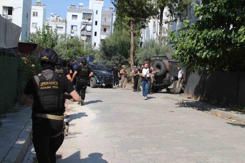 ADANA’DA KURŞUNLAMA GİBİ OLAYLARDA ARANMASI BULUNAN ŞAHIS POLİSE TESLİM OLMAMAK İÇİN ÖNCE TABANCA İLE ATEŞ AÇTI ARDINDAN EL BOMBASININ PİMİNİ ÇEKTİ. ÖZEL HAREKAT POLİSLERİ TARAFINDAN ŞÜPHELİ YAKALANIRKEN EL BOMBASI, BOMBA İMHA UZMANLARI TARAFINDAN ETKİSİZ HALE GETİRİLDİ.