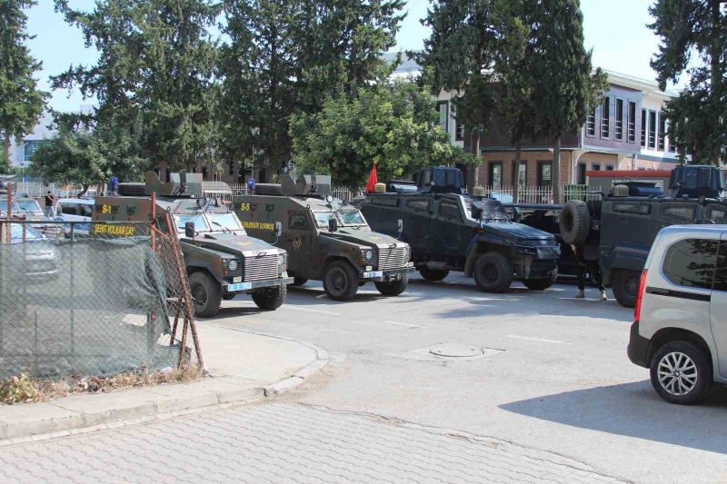 ADANA’DA KURŞUNLAMA GİBİ OLAYLARDA ARANMASI BULUNAN ŞAHIS POLİSE TESLİM OLMAMAK İÇİN ÖNCE TABANCA İLE ATEŞ AÇTI ARDINDAN EL BOMBASININ PİMİNİ ÇEKTİ. ÖZEL HAREKAT POLİSLERİ TARAFINDAN ŞÜPHELİ YAKALANIRKEN EL BOMBASI, BOMBA İMHA UZMANLARI TARAFINDAN ETKİSİZ HALE GETİRİLDİ.