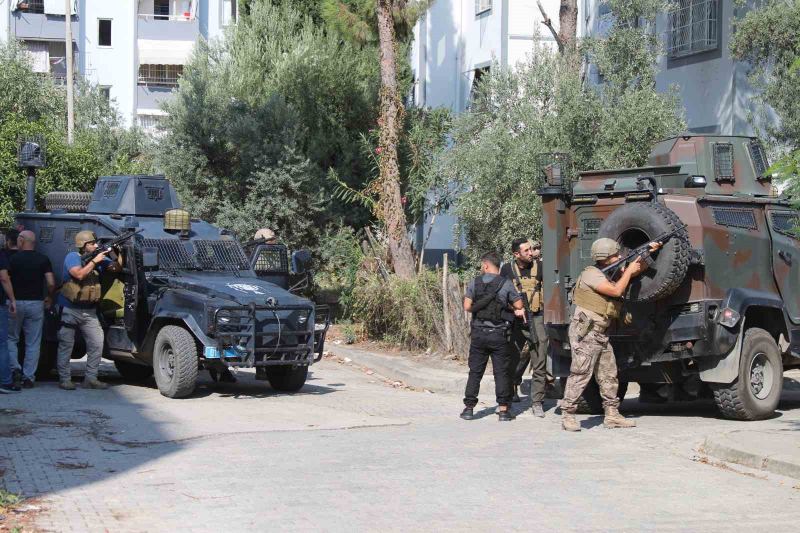 ADANA’DA KURŞUNLAMA GİBİ OLAYLARDA ARANMASI BULUNAN ŞAHIS POLİSE TESLİM OLMAMAK İÇİN ÖNCE TABANCA İLE ATEŞ AÇTI ARDINDAN EL BOMBASININ PİMİNİ ÇEKTİ. ÖZEL HAREKAT POLİSLERİ TARAFINDAN ŞÜPHELİ YAKALANIRKEN EL BOMBASI, BOMBA İMHA UZMANLARI TARAFINDAN ETKİSİZ HALE GETİRİLDİ.