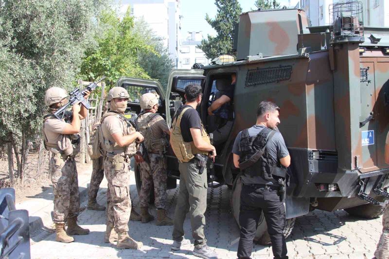 ADANA’DA KURŞUNLAMA GİBİ OLAYLARDA ARANMASI BULUNAN ŞAHIS POLİSE TESLİM OLMAMAK İÇİN ÖNCE TABANCA İLE ATEŞ AÇTI ARDINDAN EL BOMBASININ PİMİNİ ÇEKTİ. ÖZEL HAREKAT POLİSLERİ TARAFINDAN ŞÜPHELİ YAKALANIRKEN EL BOMBASI, BOMBA İMHA UZMANLARI TARAFINDAN ETKİSİZ HALE GETİRİLDİ.