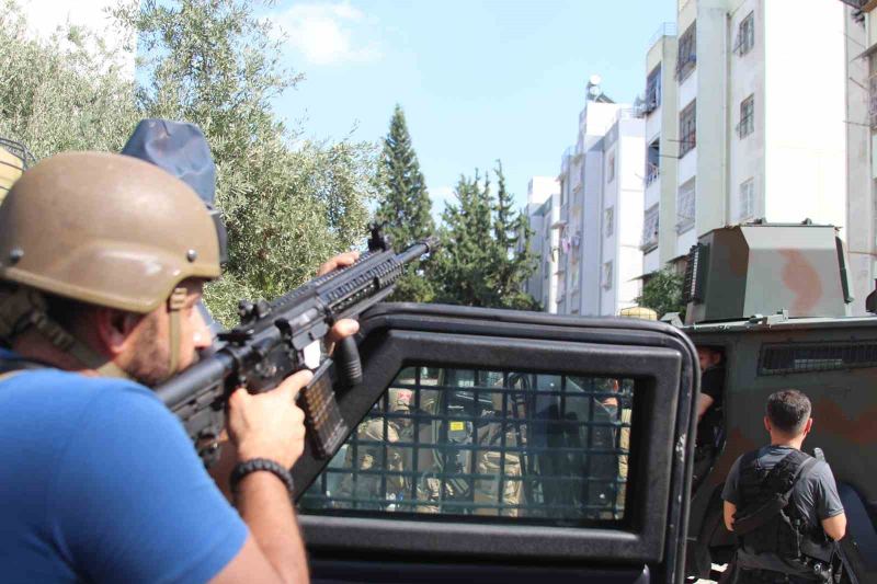 ADANA’DA KURŞUNLAMA GİBİ OLAYLARDA ARANMASI BULUNAN ŞAHIS POLİSE TESLİM OLMAMAK İÇİN ÖNCE TABANCA İLE ATEŞ AÇTI ARDINDAN EL BOMBASININ PİMİNİ ÇEKTİ. ÖZEL HAREKAT POLİSLERİ TARAFINDAN ŞÜPHELİ YAKALANIRKEN EL BOMBASI, BOMBA İMHA UZMANLARI TARAFINDAN ETKİSİZ HALE GETİRİLDİ.