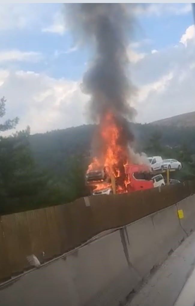 MERSİN’DE OTOYOLDA OTOMOBİL TAŞIYAN TIRDA ÇIKAN YANGINDA OTOMOBİLLER DE ALEV ALDI. O ANLAR SANİYE SANİYE CEP TELEFONU İLE GÖRÜNTÜLENDİ.