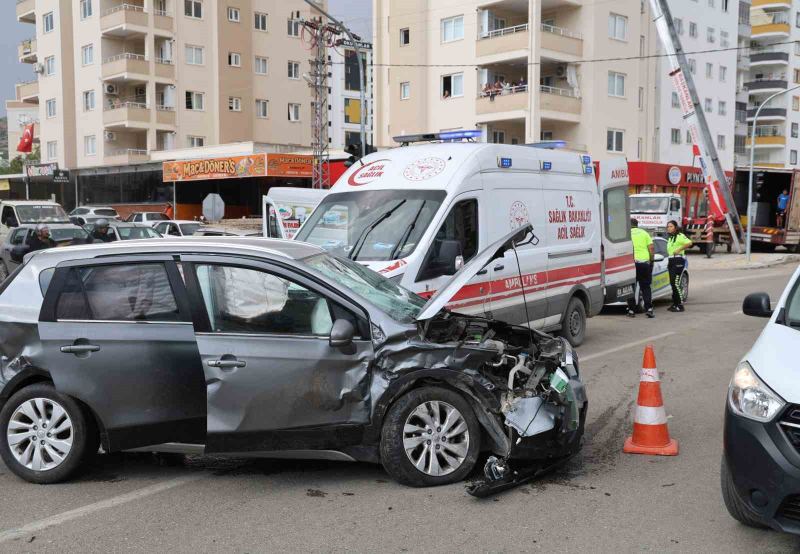 ADANA’NIN KOZAN İLÇESİNDE VOLKSWAGEN PASSAT İLE SUZUKİ MARKA OTOMOBİLİN SÜRÜCÜLERİNİN KAVŞAKTA ÇARPIŞMASI SONUCU 4 KİŞİ YARALANDI. ÇARPIŞMANIN ŞİDDETİYLE SAVRULAN PASSAT, YOL KENARINDAKİ İNŞAAT ALANININ BAHÇESİNE GİRDİ.