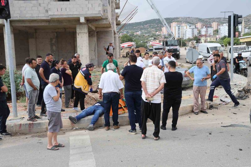 YARALILARA OLAY YERİNDE İLK MÜDAHALE YAPILIRKEN, 4 KİŞİ AMBULANSLARLA KOZAN DEVLET HASTANESİ'NE KALDIRILARAK TEDAVİ ALTINA ALINDI.