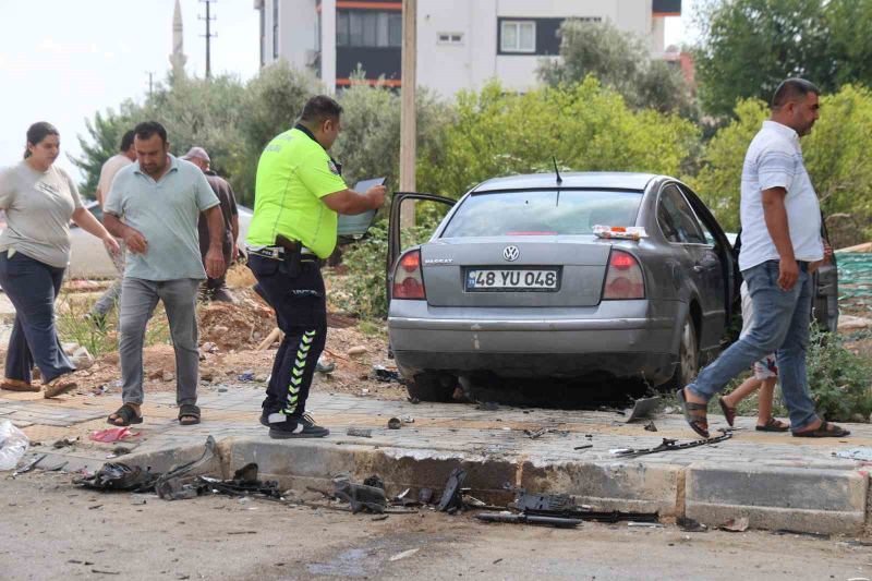 ADANA’NIN KOZAN İLÇESİNDE VOLKSWAGEN PASSAT İLE SUZUKİ MARKA OTOMOBİLİN SÜRÜCÜLERİNİN KAVŞAKTA ÇARPIŞMASI SONUCU 4 KİŞİ YARALANDI. ÇARPIŞMANIN ŞİDDETİYLE SAVRULAN PASSAT, YOL KENARINDAKİ İNŞAAT ALANININ BAHÇESİNE GİRDİ.