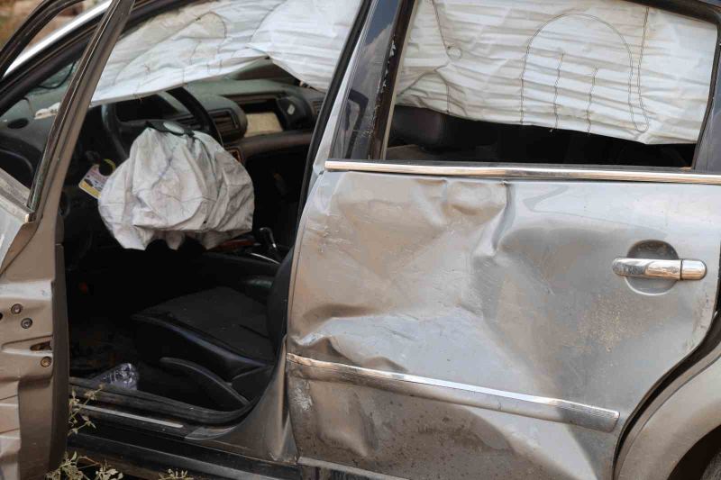 ADANA’NIN KOZAN İLÇESİNDE VOLKSWAGEN PASSAT İLE SUZUKİ MARKA OTOMOBİLİN SÜRÜCÜLERİNİN KAVŞAKTA ÇARPIŞMASI SONUCU 4 KİŞİ YARALANDI. ÇARPIŞMANIN ŞİDDETİYLE SAVRULAN PASSAT, YOL KENARINDAKİ İNŞAAT ALANININ BAHÇESİNE GİRDİ.