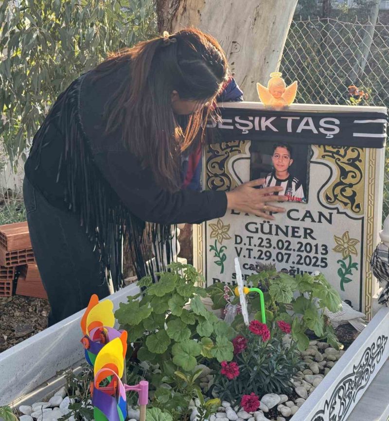 MERSİN'İN ANAMUR İLÇESİNDE 15 AY ÖNCE YAŞANAN KOVALAMACA SONRASINDA DÜŞTÜĞÜ İLERİ SÜRÜLEREK BİR PASAJDA ÖLÜ BULUNAN 12 YAŞINDAKİ EYÜP CAN İLE İLGİLİ DAVA DEVAM ETTİ. ANNE GÜLLÜ CAN OĞLUNUN MEZARINDA AÇIKLAMADA BULUNMUŞTU.