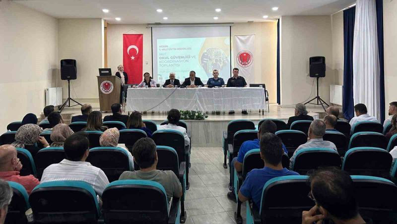 MUT’TA ÖĞRENCİLERİN GÜVENLİ VE HUZURLU BİR EĞİTİM ORTAMINDA ÖĞRENİM GÖRMELERİNİ SAĞLAMAK AMACIYLA EĞİTİM ORTAMLARININ GÜVENLİĞİ KONULU DEĞERLENDİRME TOPLANTISI GERÇEKLEŞTİRİLDİ.