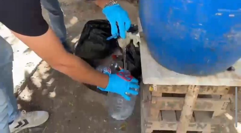 ADANA’DA JANDARMA EKİPLERİNİN DÜZENLEDİĞİ OPERASYONDA 1 TON 670 LİTRE KAÇAK ALKOL İLE RUHSATSIZ TABANCA ELE GEÇİRİLDİ.