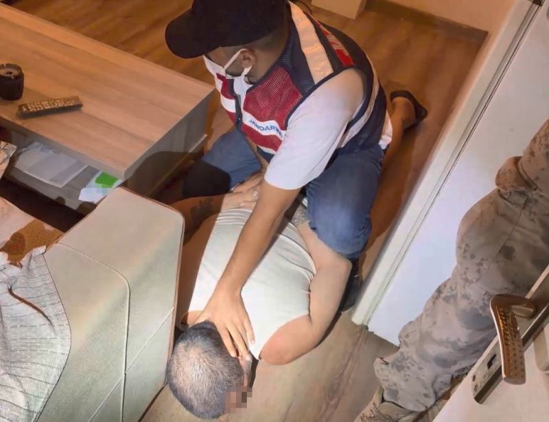 MERSİN'DE UYUŞTURUCU VE KASTEN ÖLDÜRME SUÇUNDAN 79 YIL 9 AY HAPİS CEZASI ALAN KIRMIZI BÜLTENLE ARANAN FİRARİ HÜKÜMLÜ ADLİ İŞLEMLERİNİN YAPILMASININ ARDINDAN CEZAEVİNE TESLİM EDİLDİ.
