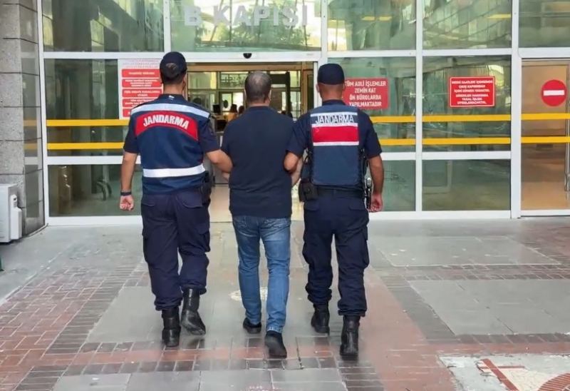 MERSİN'DE UYUŞTURUCU VE KASTEN ÖLDÜRME SUÇUNDAN 79 YIL 9 AY HAPİS CEZASI ALAN KIRMIZI BÜLTENLE ARANAN FİRARİ HÜKÜMLÜ ADLİ İŞLEMLERİNİN YAPILMASININ ARDINDAN CEZAEVİNE TESLİM EDİLDİ.