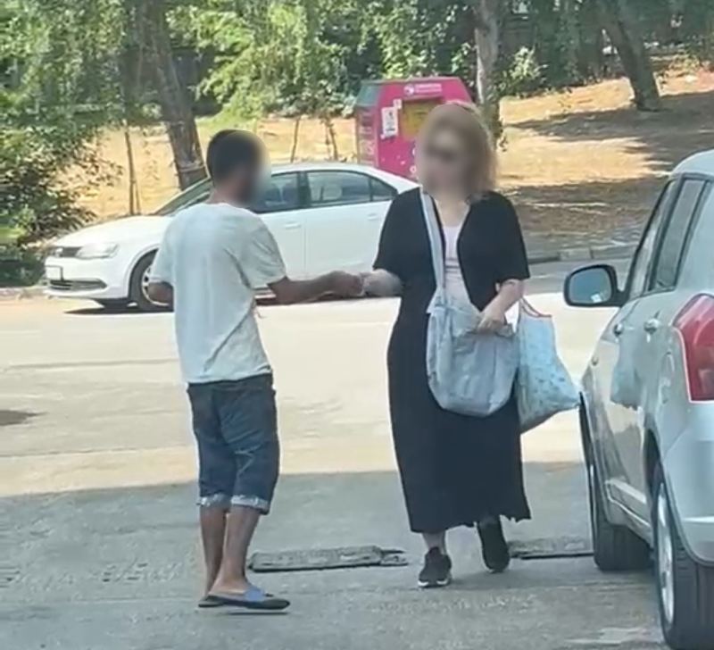 Sokak ortasında uçucu madde kullandı, kadının yolunu kesip para istedi