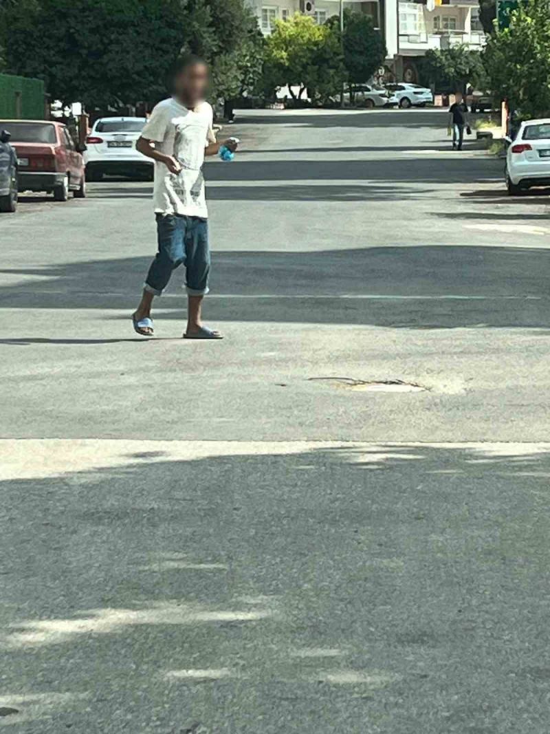 ADANA’DA BİR ŞAHSIN SOKAK ORTASINDA POŞETE KOYDUĞU UÇUCU MADDEYİ KULLANDIĞI ANLAR CEP TELEFONU KAMERASINA YANSIDI.