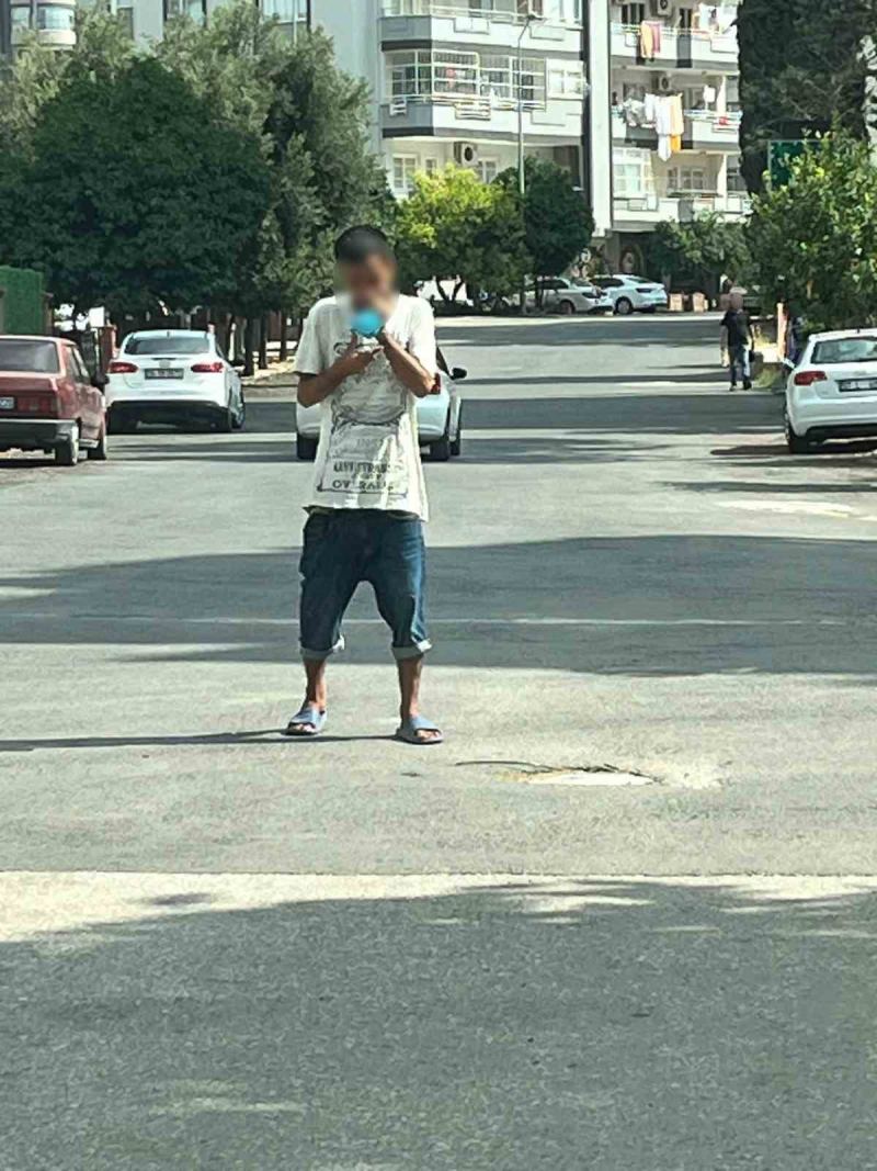 ADANA’DA BİR ŞAHSIN SOKAK ORTASINDA POŞETE KOYDUĞU UÇUCU MADDEYİ KULLANDIĞI ANLAR CEP TELEFONU KAMERASINA YANSIDI.