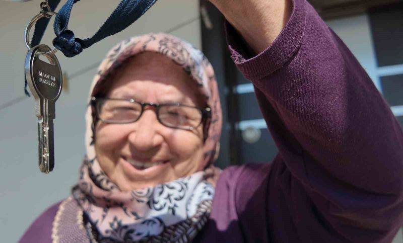 EVİNİN ÇOK GÜZEL OLDUĞUNU BELİRTEN FATMA TEYZE, ANAHTARINI GÖSTEREREK "İLK DEFA ANAHTARIM OLDU, İLK DEFA DA EVİM OLDU" İFADELERİYLE MUTLULUĞUNU DİLE GETİRDİ.