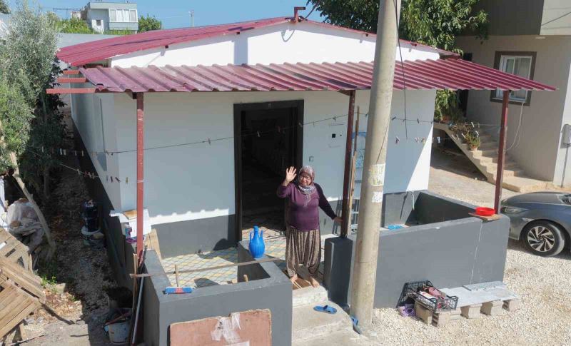 MERSİN'DE 3 ÇOCUK ANNESİ 69 YAŞINDAKİ FATMA DİNÇ'İN HAYATI ÇATMA OLARAK TABİR EDİLEN NAYLONLARLA KAPLI YAŞAM ALANINDA GEÇTİ, MUHTAR VE GÖNÜLLÜLERİN İMECE USULÜ DESTEĞİYLE İLK DEFA GERÇEK BİR EVİ OLDU.