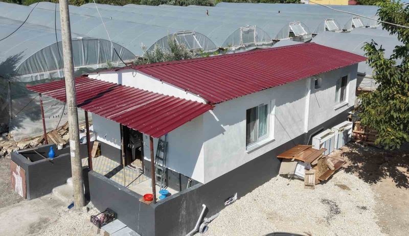 MERSİN'DE 3 ÇOCUK ANNESİ 69 YAŞINDAKİ FATMA DİNÇ'İN HAYATI ÇATMA OLARAK TABİR EDİLEN NAYLONLARLA KAPLI YAŞAM ALANINDA GEÇTİ, MUHTAR VE GÖNÜLLÜLERİN İMECE USULÜ DESTEĞİYLE İLK DEFA GERÇEK BİR EVİ OLDU.