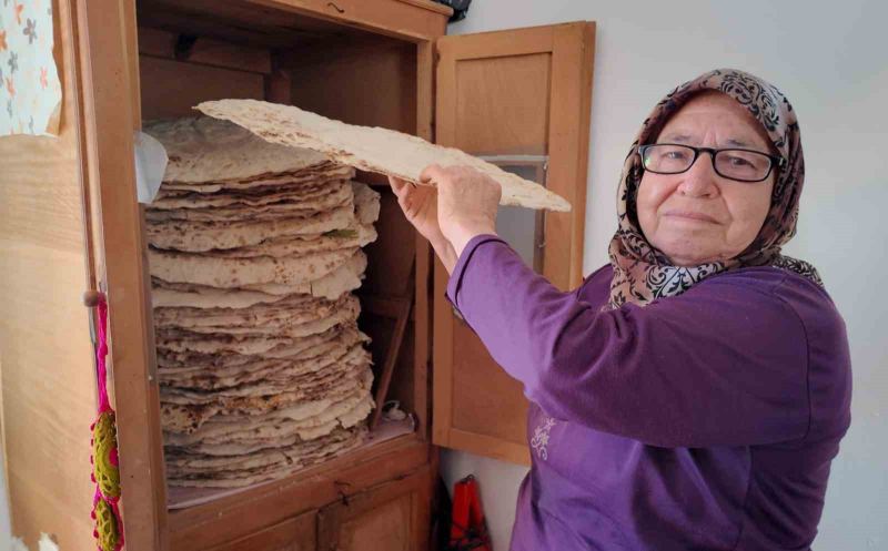 MERSİN'DE 3 ÇOCUK ANNESİ 69 YAŞINDAKİ FATMA DİNÇ'İN HAYATI ÇATMA OLARAK TABİR EDİLEN NAYLONLARLA KAPLI YAŞAM ALANINDA GEÇTİ, MUHTAR VE GÖNÜLLÜLERİN İMECE USULÜ DESTEĞİYLE İLK DEFA GERÇEK BİR EVİ OLDU.