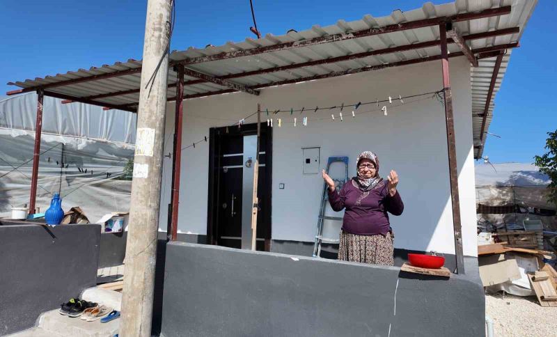 MERSİN'DE 3 ÇOCUK ANNESİ 69 YAŞINDAKİ FATMA DİNÇ'İN HAYATI ÇATMA OLARAK TABİR EDİLEN NAYLONLARLA KAPLI YAŞAM ALANINDA GEÇTİ, MUHTAR VE GÖNÜLLÜLERİN İMECE USULÜ DESTEĞİYLE İLK DEFA GERÇEK BİR EVİ OLDU