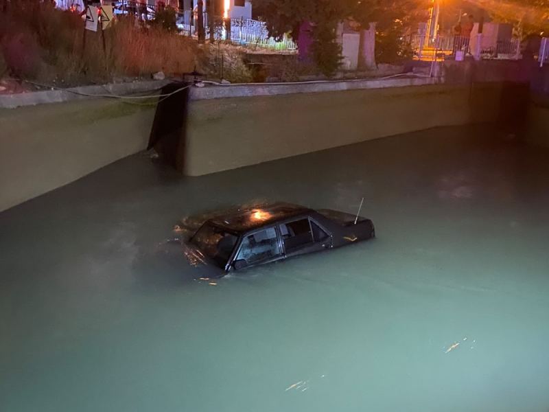 Kanala düşen otomobil, vinçle aracın üzerine inen şahsın halat takmasıyla kurtarıldı