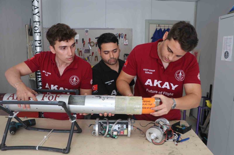 ADANA ALPARSLAN TÜRKEŞ BİLİM VE TEKNOLOJİ ÜNİVERSİTESİ (ATÜ) ÖĞRENCİLERİNDEN OLUŞAN AKAY FOF ROKET TAKIMI, TEKNOFEST KAPSAMINDA ROKETSAN TARAFINDAN AKSARAY’DA DÜZENLENEN ROKET YARIŞMASI’NDA ORTA VE YÜKSEK İRTİFA KATEGORİLERİNDE İKİ AYRI ROKETLE ÜÇÜNCÜLÜK ELDE ETTİ.