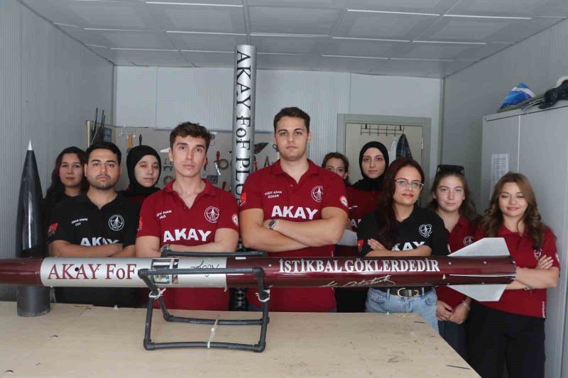 ADANA ALPARSLAN TÜRKEŞ BİLİM VE TEKNOLOJİ ÜNİVERSİTESİ (ATÜ) ÖĞRENCİLERİNDEN OLUŞAN AKAY FOF ROKET TAKIMI, TEKNOFEST KAPSAMINDA ROKETSAN TARAFINDAN AKSARAY’DA DÜZENLENEN ROKET YARIŞMASI’NDA ORTA VE YÜKSEK İRTİFA KATEGORİLERİNDE İKİ AYRI ROKETLE ÜÇÜNCÜLÜK ELDE ETTİ.