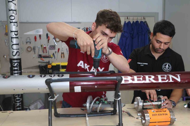 ADANA ALPARSLAN TÜRKEŞ BİLİM VE TEKNOLOJİ ÜNİVERSİTESİ (ATÜ) ÖĞRENCİLERİNDEN OLUŞAN AKAY FOF ROKET TAKIMI, TEKNOFEST KAPSAMINDA ROKETSAN TARAFINDAN AKSARAY’DA DÜZENLENEN ROKET YARIŞMASI’NDA ORTA VE YÜKSEK İRTİFA KATEGORİLERİNDE İKİ AYRI ROKETLE ÜÇÜNCÜLÜK ELDE ETTİ.