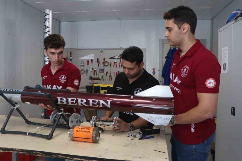 ADANA ALPARSLAN TÜRKEŞ BİLİM VE TEKNOLOJİ ÜNİVERSİTESİ (ATÜ) ÖĞRENCİLERİNDEN OLUŞAN AKAY FOF ROKET TAKIMI, TEKNOFEST KAPSAMINDA ROKETSAN TARAFINDAN AKSARAY’DA DÜZENLENEN ROKET YARIŞMASI’NDA ORTA VE YÜKSEK İRTİFA KATEGORİLERİNDE İKİ AYRI ROKETLE ÜÇÜNCÜLÜK ELDE ETTİ.