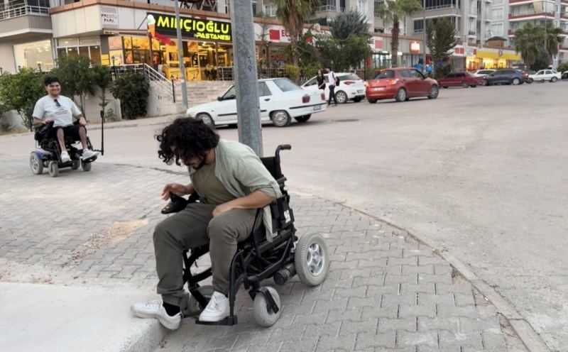 BİR GÜNLÜĞÜNE AKÜLÜ SANDALYEYE BİNDİ, ENGELLERİ YAŞAYARAK GÖRDÜ