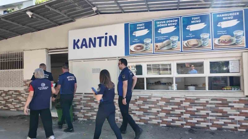 ADANA’DA ZABITA EKİPLERİ, 14 EYLÜL İTİBARIYLA UYGULAMAYA KONULAN YENİ KURALLAR ÇERÇEVESİNDE OKUL KANTİNLERİNİ DENETLEYEREK SATIŞI YASAKLANAN GIDALARI TESPİT EDİP SATIŞTAN MEN ETTİ.