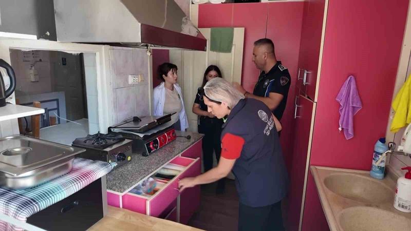 ADANA’DA ZABITA EKİPLERİ, 14 EYLÜL İTİBARIYLA UYGULAMAYA KONULAN YENİ KURALLAR ÇERÇEVESİNDE OKUL KANTİNLERİNİ DENETLEYEREK SATIŞI YASAKLANAN GIDALARI TESPİT EDİP SATIŞTAN MEN ETTİ.