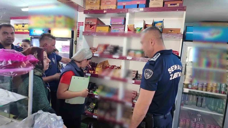 ADANA’DA ZABITA EKİPLERİ, 14 EYLÜL İTİBARIYLA UYGULAMAYA KONULAN YENİ KURALLAR ÇERÇEVESİNDE OKUL KANTİNLERİNİ DENETLEYEREK SATIŞI YASAKLANAN GIDALARI TESPİT EDİP SATIŞTAN MEN ETTİ.