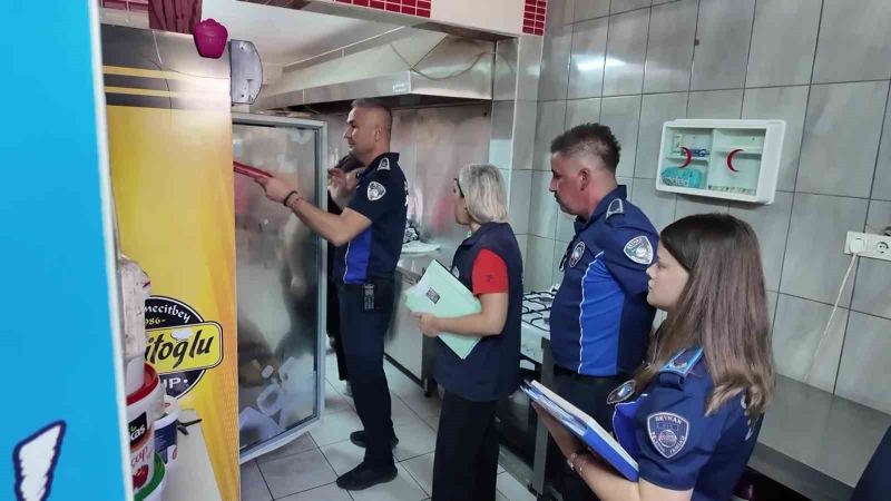 ADANA’DA ZABITA EKİPLERİ, 14 EYLÜL İTİBARIYLA UYGULAMAYA KONULAN YENİ KURALLAR ÇERÇEVESİNDE OKUL KANTİNLERİNİ DENETLEYEREK SATIŞI YASAKLANAN GIDALARI TESPİT EDİP SATIŞTAN MEN ETTİ.