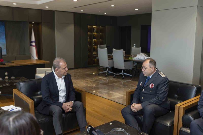 MERSİN BÜYÜKŞEHİR BELEDİYESİ İTFAİYE DAİRESİ BAŞKANI FUAT TUĞLUOĞLU, ŞUBE MÜDÜRLERİ VE İTFAİYE PERSONELİ, İTFAİYE HAFTASI KAPSAMINDA TÜRKİYE BELEDİYELER BİRLİĞİ (TBB) VE MERSİN BÜYÜKŞEHİR BELEDİYE BAŞKANI VAHAP SEÇER’İ ZİYARET ETTİ.
