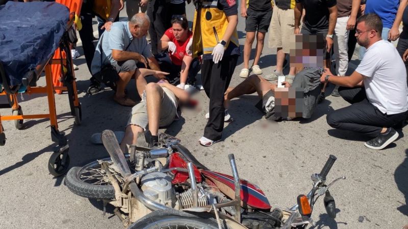 MERSİN’İN ERDEMLİ İLÇESİNDE MOTOSİKLETLE OTOMOBİLİN ÇARPIŞMASI SONUCU MEYDANA GELEN KAZADA 2 KİŞİ YARALANDI.