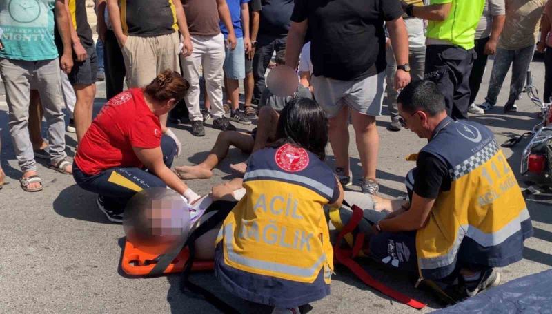 MERSİN’İN ERDEMLİ İLÇESİNDE MOTOSİKLETLE OTOMOBİLİN ÇARPIŞMASI SONUCU MEYDANA GELEN KAZADA 2 KİŞİ YARALANDI.