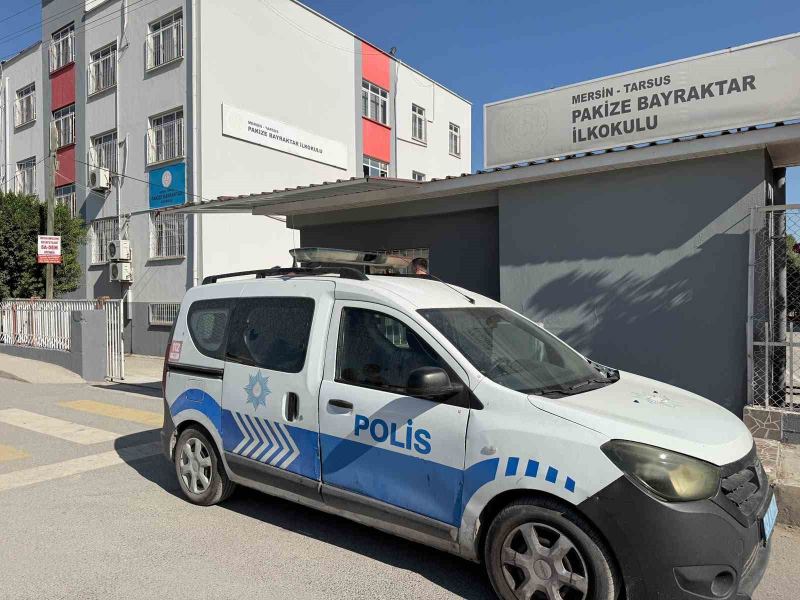 MERSİN’İN TARSUS İLÇESİNDE 1. SINIF ÖĞRENCİSİ 7 YAŞINDAKİ A.E.’NİN ÇANTASINDAN TABANCA ÇIKTI. OLAYLA İLGİLİ ÖĞRENCİNİN BABASI R.E. GÖZALTINA ALINIRKEN, ÇOCUK ÇOCUK ŞUBE MÜDÜRLÜĞÜNE GÖTÜRÜLDÜ.