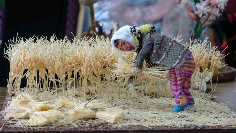 MERSİN OLGUNLAŞMA ENSTİTÜSÜ'NDE İĞNE OYASI USTALARININ ELİNDE ŞEKİLLENEN GELENEKSEL EL SANATI, ÖRTÜ KENARLARINDAN ÇIKARAK ÜÇ BOYUTLU FİGÜRLERE VE FARKLI TASARIMLARA DÖNÜŞTÜ.