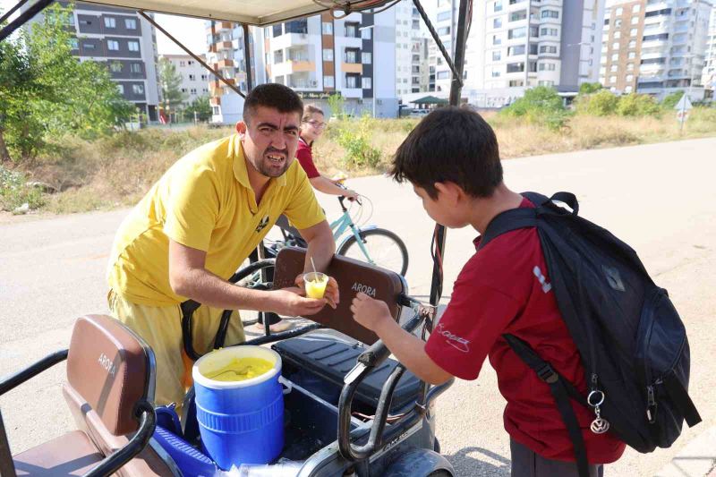 ADANA’NIN KOZAN İLÇESİNDE SEYYAR DONDURMACILIK YAPAN MEHMET İLDENİZ, 3 TEKERLEKLİ ELEKTRİKLİ MOTOSİKLETİNE GÜNEŞ PANELİ TAKTIRDI.