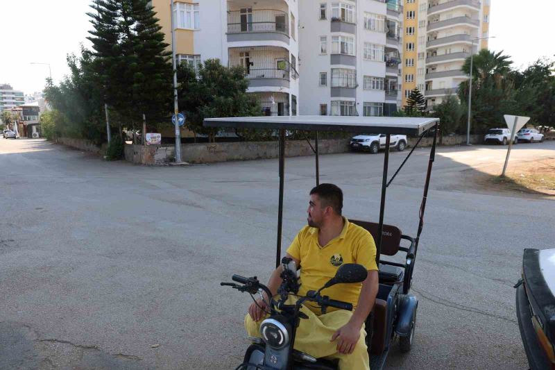 ADANA’NIN KOZAN İLÇESİNDE SEYYAR DONDURMACILIK YAPAN MEHMET İLDENİZ, 3 TEKERLEKLİ ELEKTRİKLİ MOTOSİKLETİNE GÜNEŞ PANELİ TAKTIRDI.
