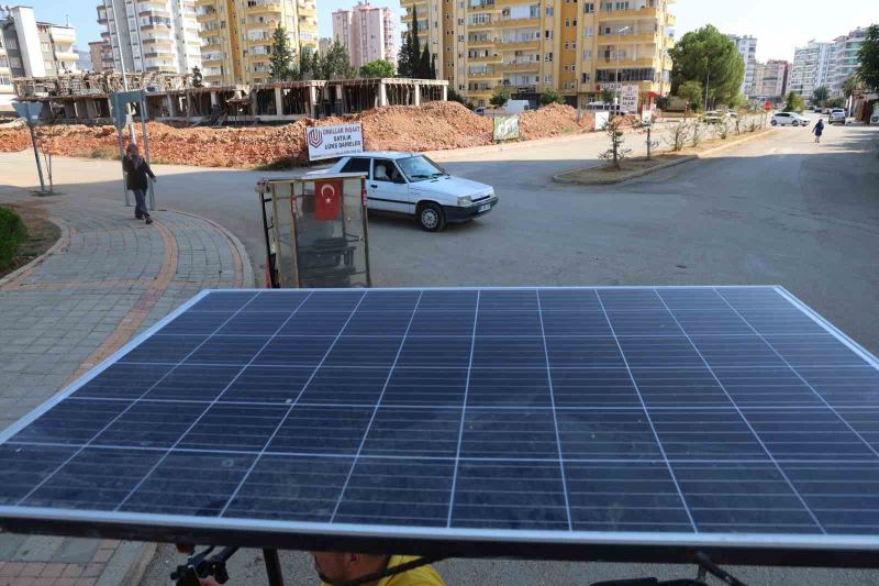 ADANA’NIN KOZAN İLÇESİNDE SEYYAR DONDURMACILIK YAPAN MEHMET İLDENİZ, 3 TEKERLEKLİ ELEKTRİKLİ MOTOSİKLETİNE GÜNEŞ PANELİ TAKTIRDI.
