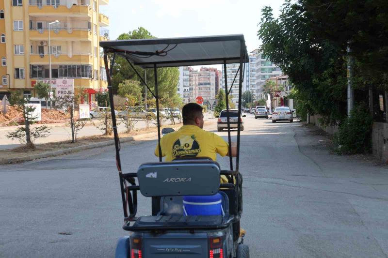 ADANA’NIN KOZAN İLÇESİNDE SEYYAR DONDURMACILIK YAPAN MEHMET İLDENİZ, 3 TEKERLEKLİ ELEKTRİKLİ MOTOSİKLETİNE GÜNEŞ PANELİ TAKTIRDI.