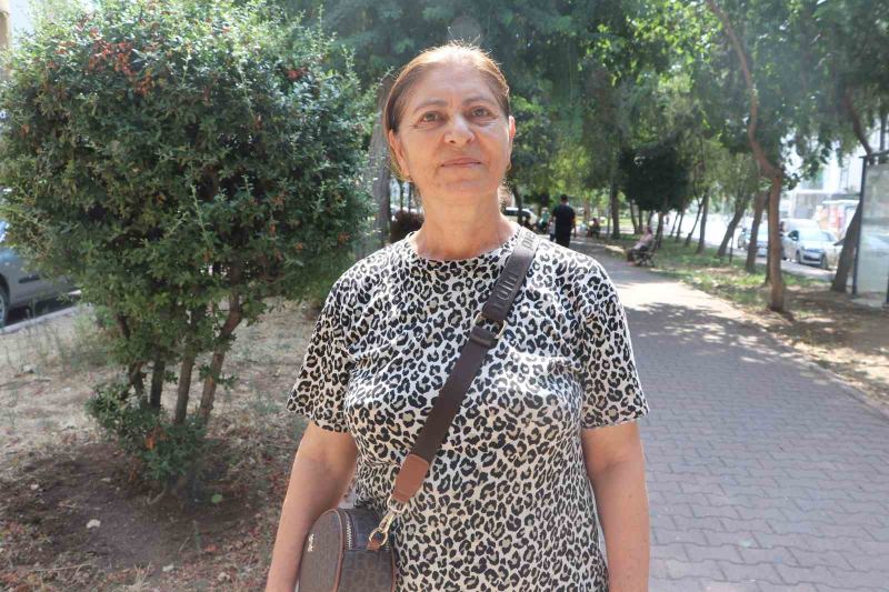 HATİCE YILMAZER, CIRCIR BÖCEKLERİ İLE BALKONLARINDA ÇOK SIK KARŞILAŞTIKLARINI VURGULAYARAK, “MAHALLEMİZDE BİRAZ BAKIM VE TEMİZLİK İSTİYORUZ. BÜYÜKŞEHİR BELEDİYESİ DE GEREKLİ ÖNLEMLERİ ALMALI, TARLALARI İLAÇLATMALI, YAKILAN TARLALARI İLAÇLATMALI" DEDİ.